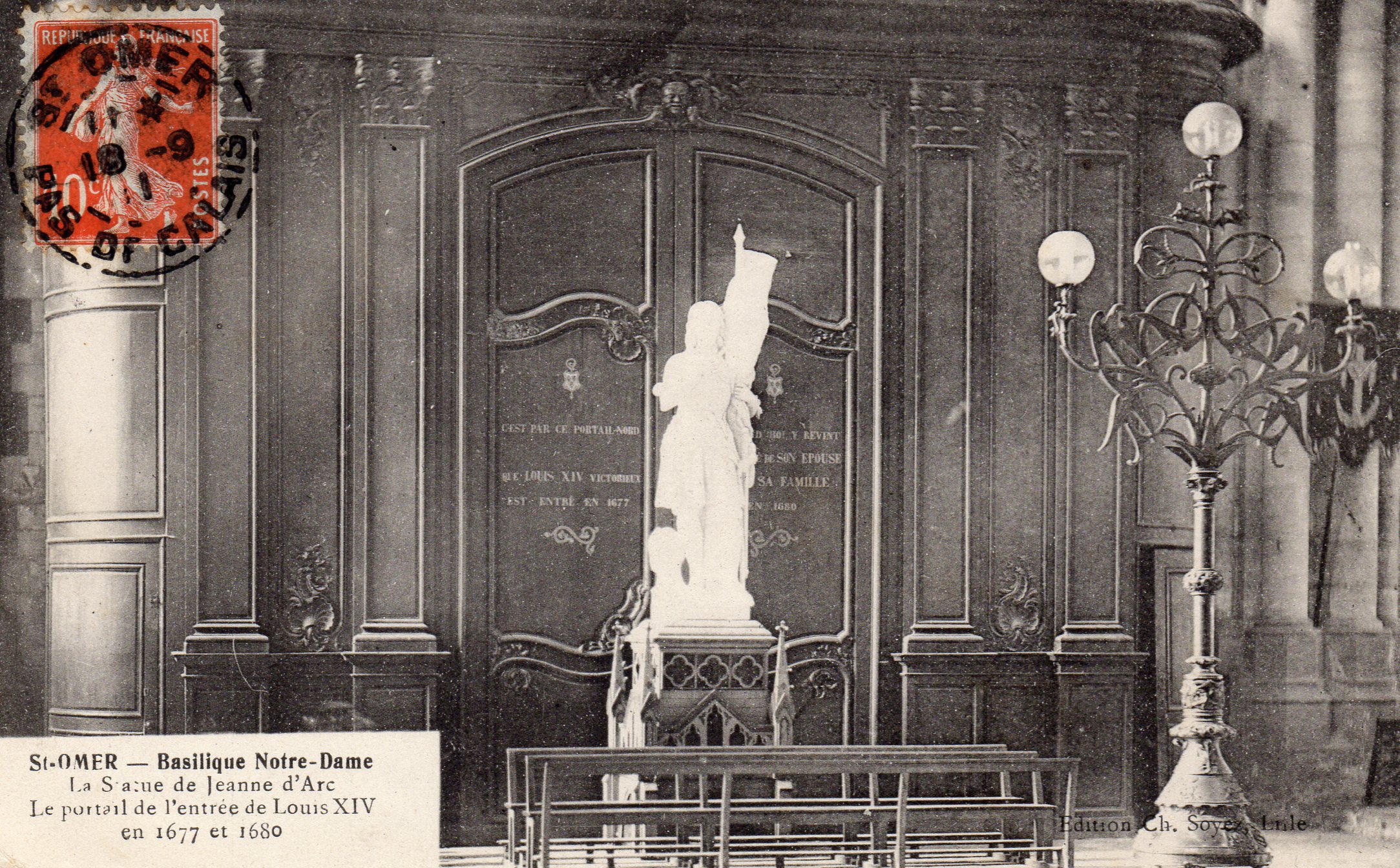 La statue de Jeanne D'Arc qui se trouve devant le portail par où est rentré Louis XIV  en 1677 et en 1680 .